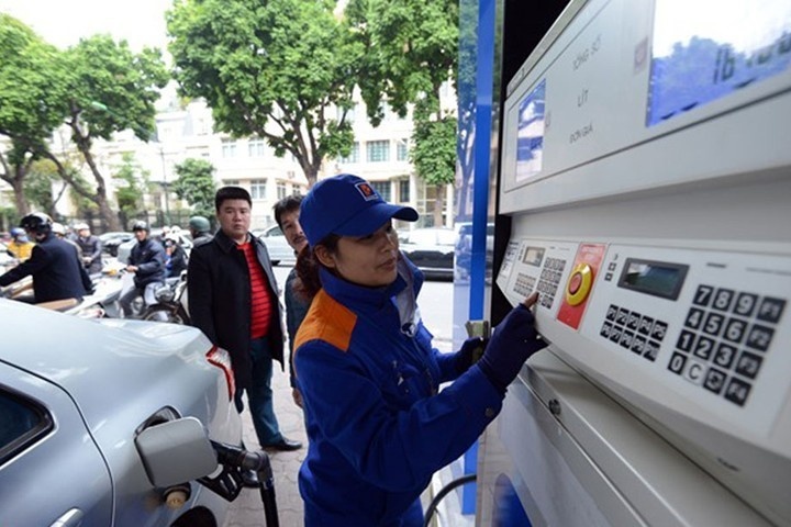 Gia xang tiep tuc giam tu 15h hinh anh