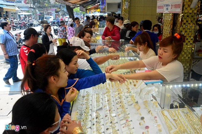 Gia vang tang giam ngay 8/7,  gia vang ngay 8/7 anh 1