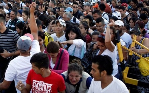 Hang chuc nghin nguoi Venezuela do sang Colombia tim thuc an hinh anh