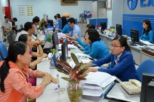 Giam luong nhan vien con 4 trieu, Eximbank cai thien lai hinh anh