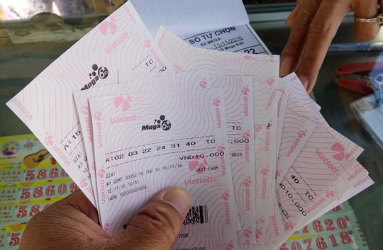 Phat 10 trieu dong va tich thu hon 700 to ve so Vietlott 'chui' hinh anh