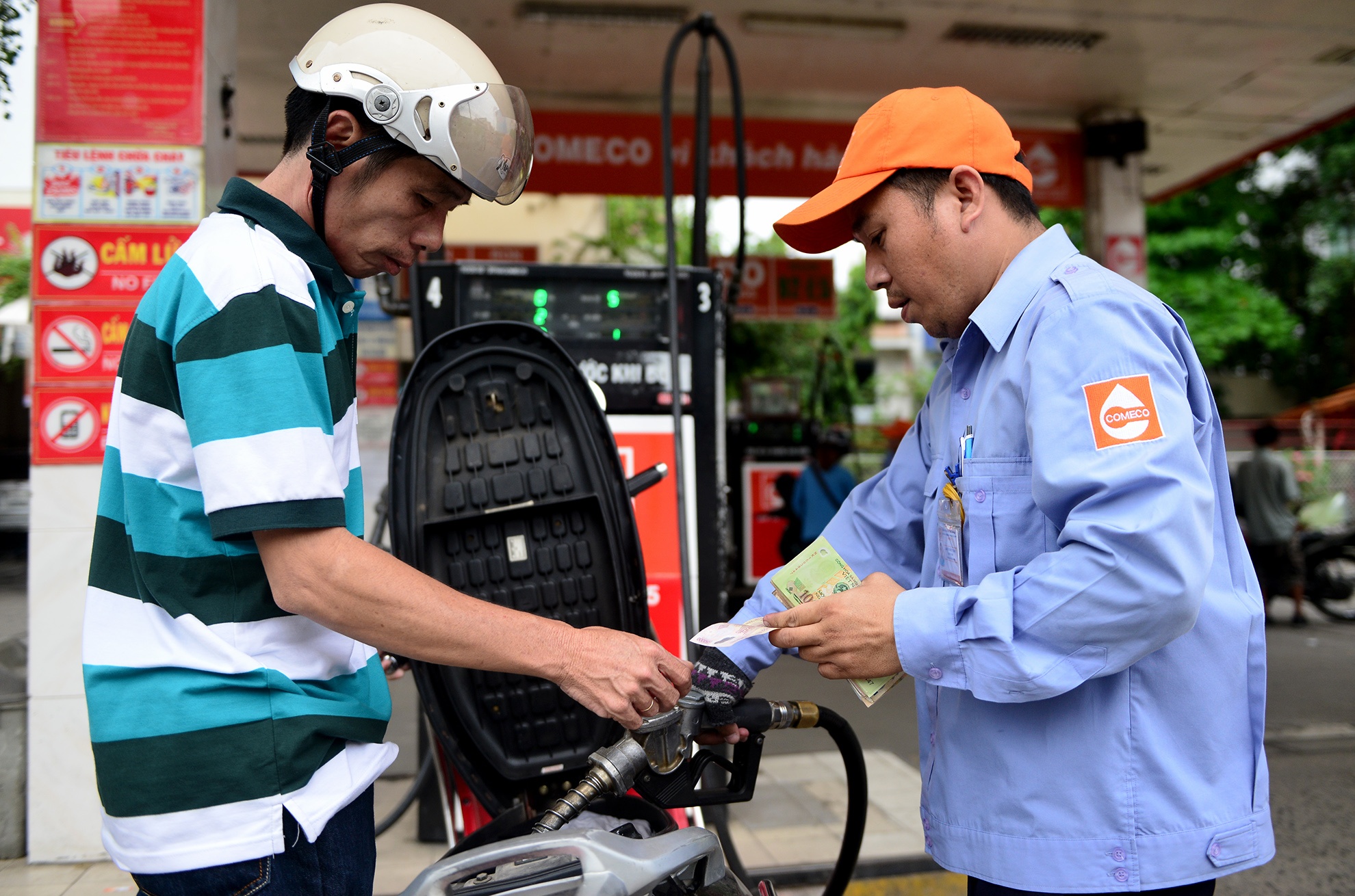 Gia xang giam hon 300 dong mot lit tu 15h hinh anh