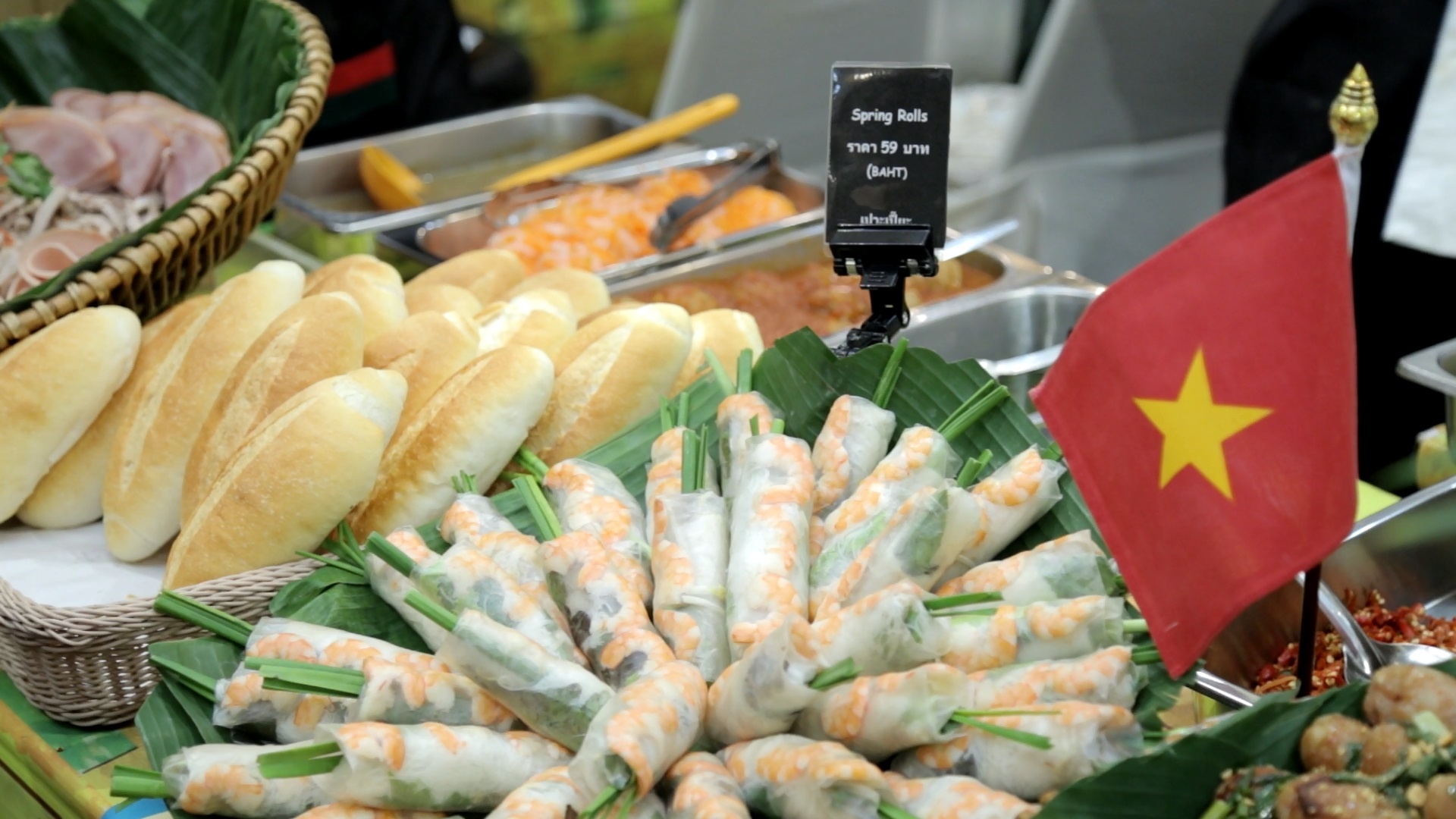 Nguoi Thai Lan thich an banh mi, nem nuong Viet Nam hinh anh