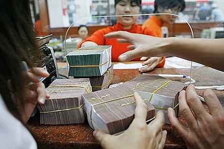 Vay duoi 100 trieu dong moi duoc giai ngan bang tien mat hinh anh