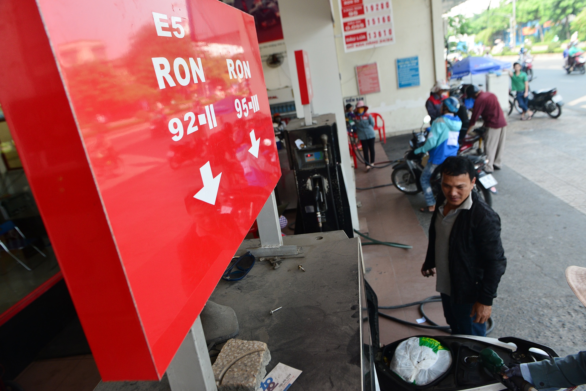 Doanh nghiep noi gi ve nguon cung xang E5? hinh anh