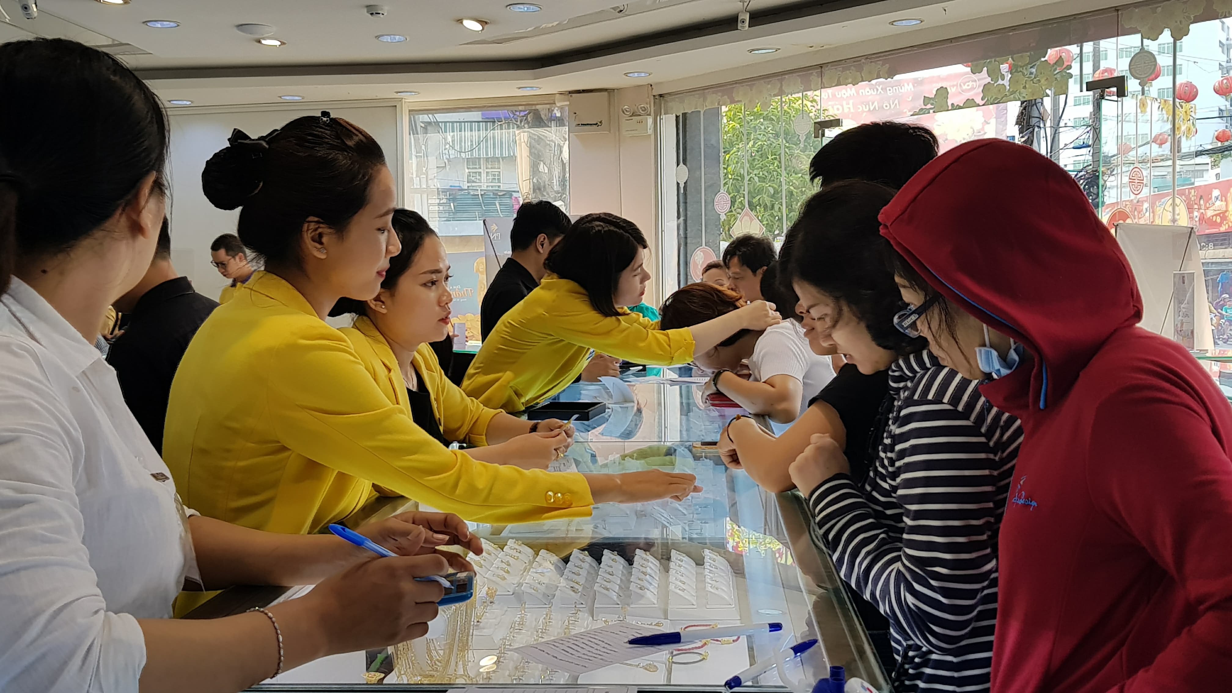 mua vàng ngày thần tài, vía thần tài, giá vàng ảnh 1 mua vang ngay than tai, via than tai, gia vang anh 1