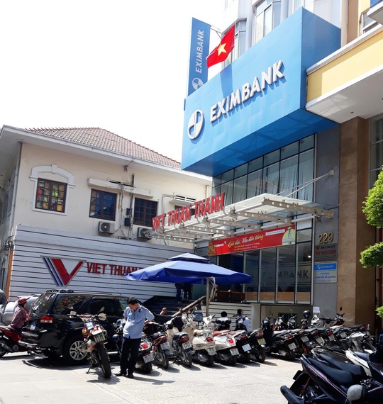 Eximbank mat them 800 ty dong von hoa ngay cong an kham xet tru so hinh anh