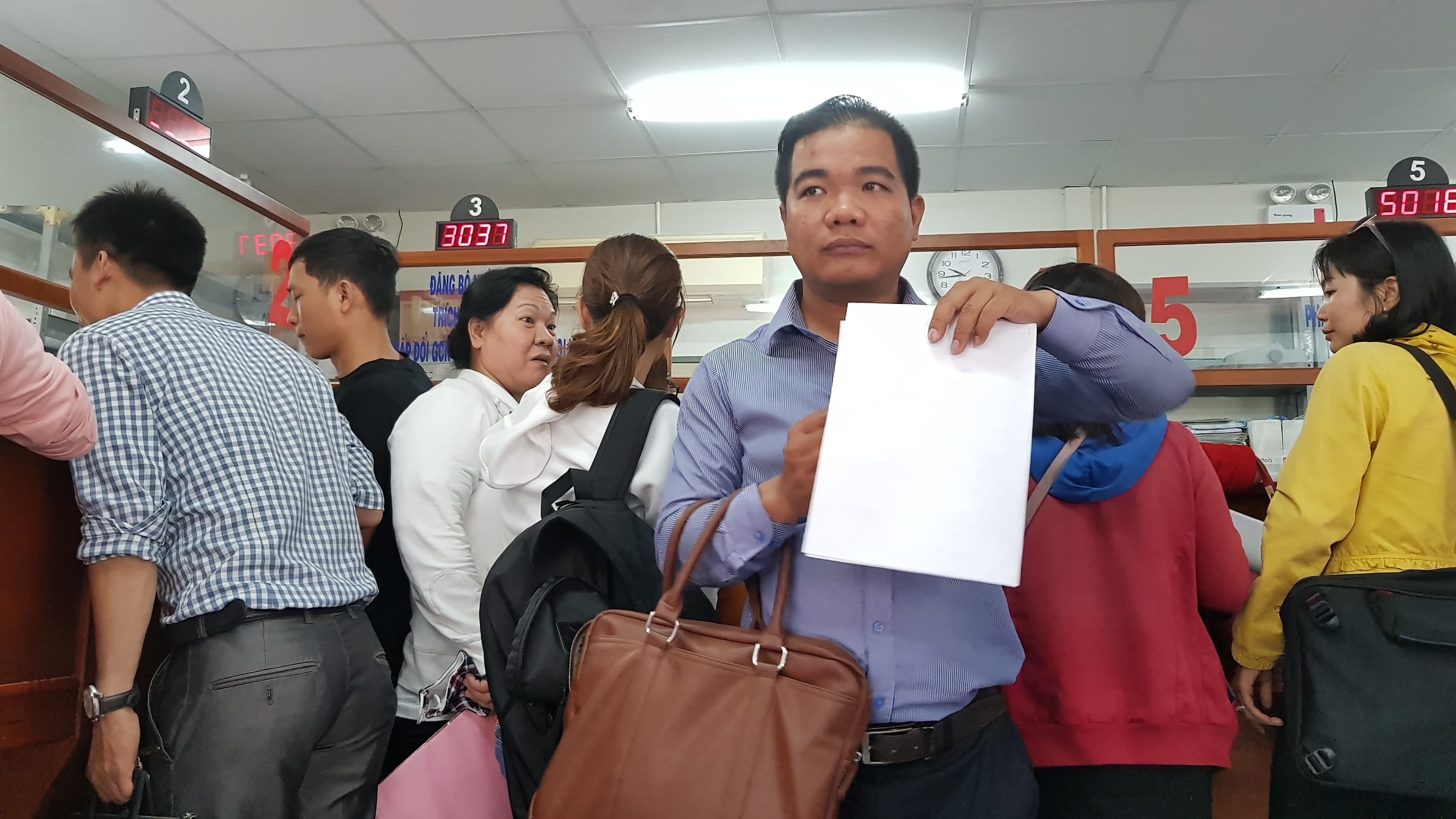 Dat quan 9 lai sot, phong dang ky thu tuc mua ban day dac nguoi hinh anh