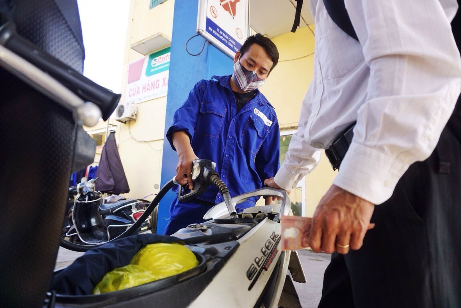 Xang dau lai dong loat tang gia tu 15h hinh anh