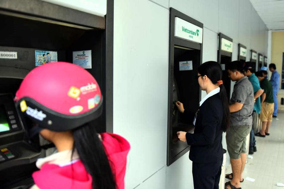 ngan hang tang phi ATM anh 1