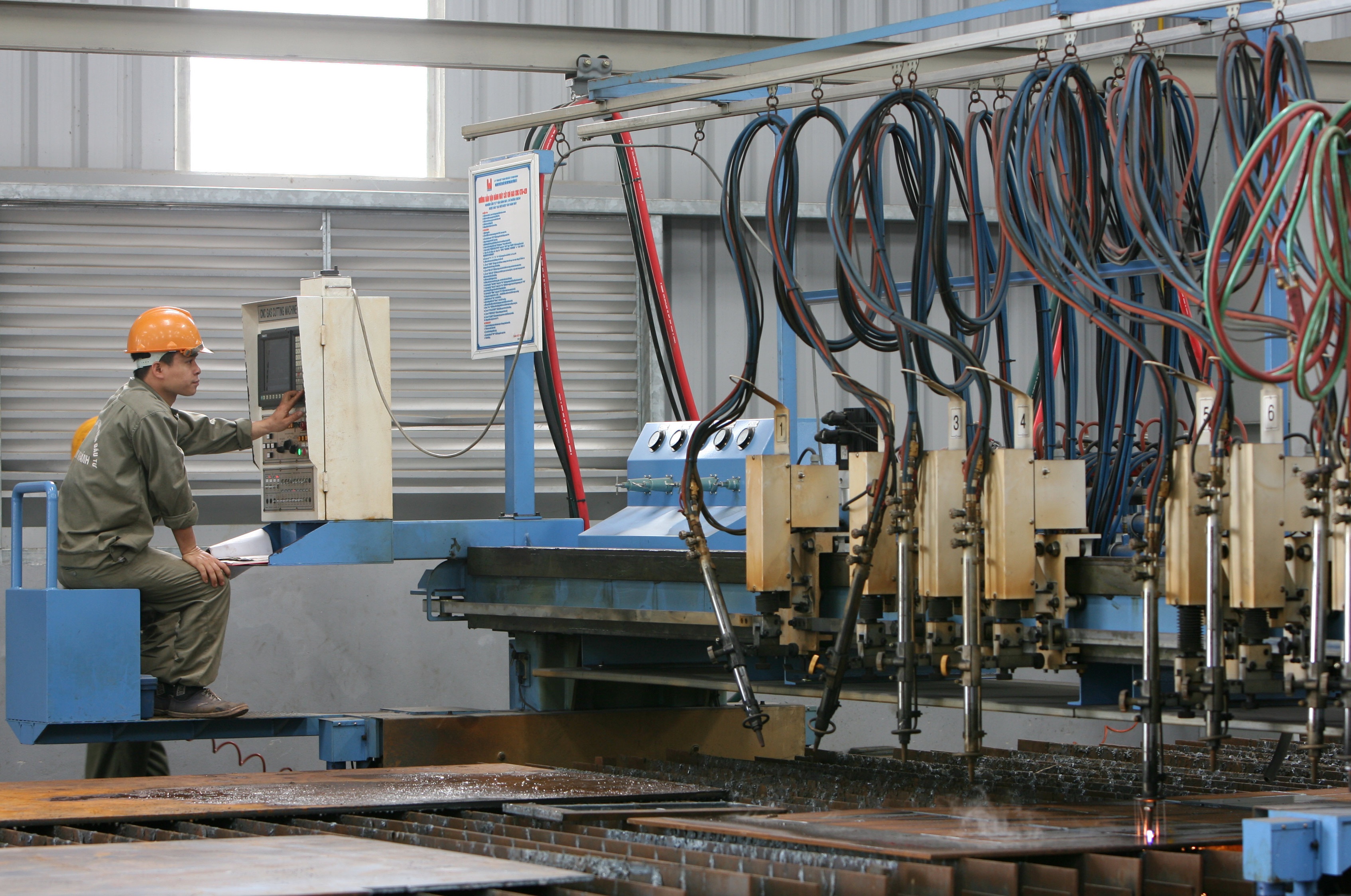 Viet Nam bi anh huong the nao trong cuoc chien thuong mai My - Trung? hinh anh