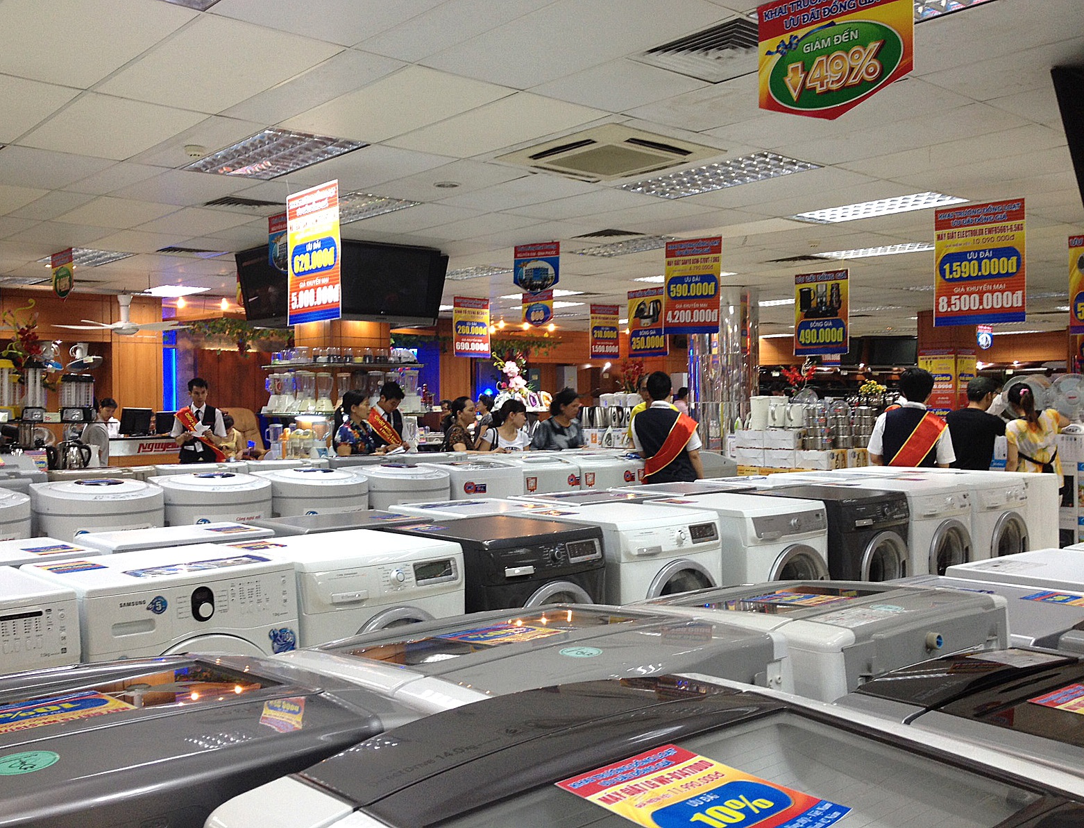 Vi sao cuoc dua ban le dien may som nga vao tay The Gioi Di Dong? hinh anh