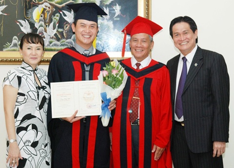 Gia dinh doanh nhan ho Dang va giac mo dang do voi ngan hang hinh anh