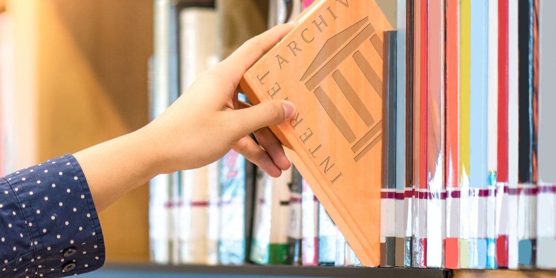 Thu vien truc tuyen lon tren the gioi bi kien ve viec cho muon sach hinh anh