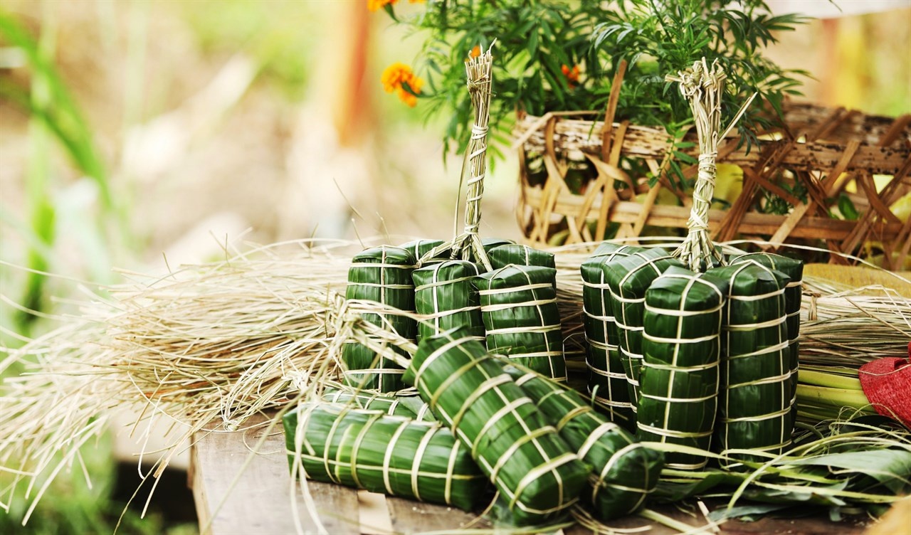 Nha van Nguyen Tuan ly giai nguon goc banh tet hinh anh