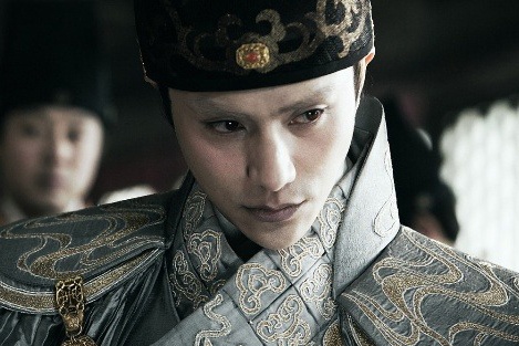 Vi sao hoang de lai tin tuong hoan quan hinh anh