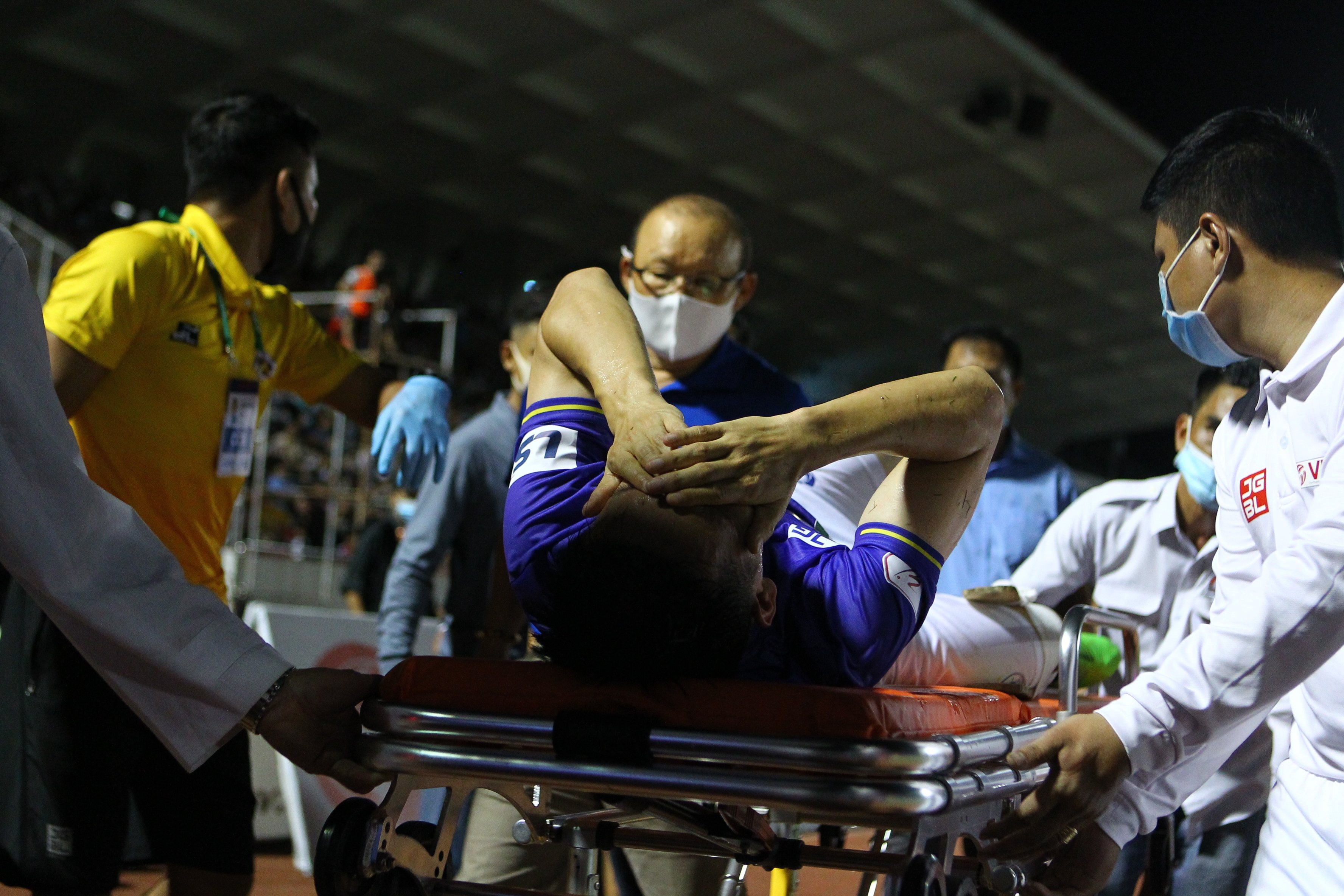 Phan ung cua 2 HLV ve pha bong cua Hoang Thinh hinh anh