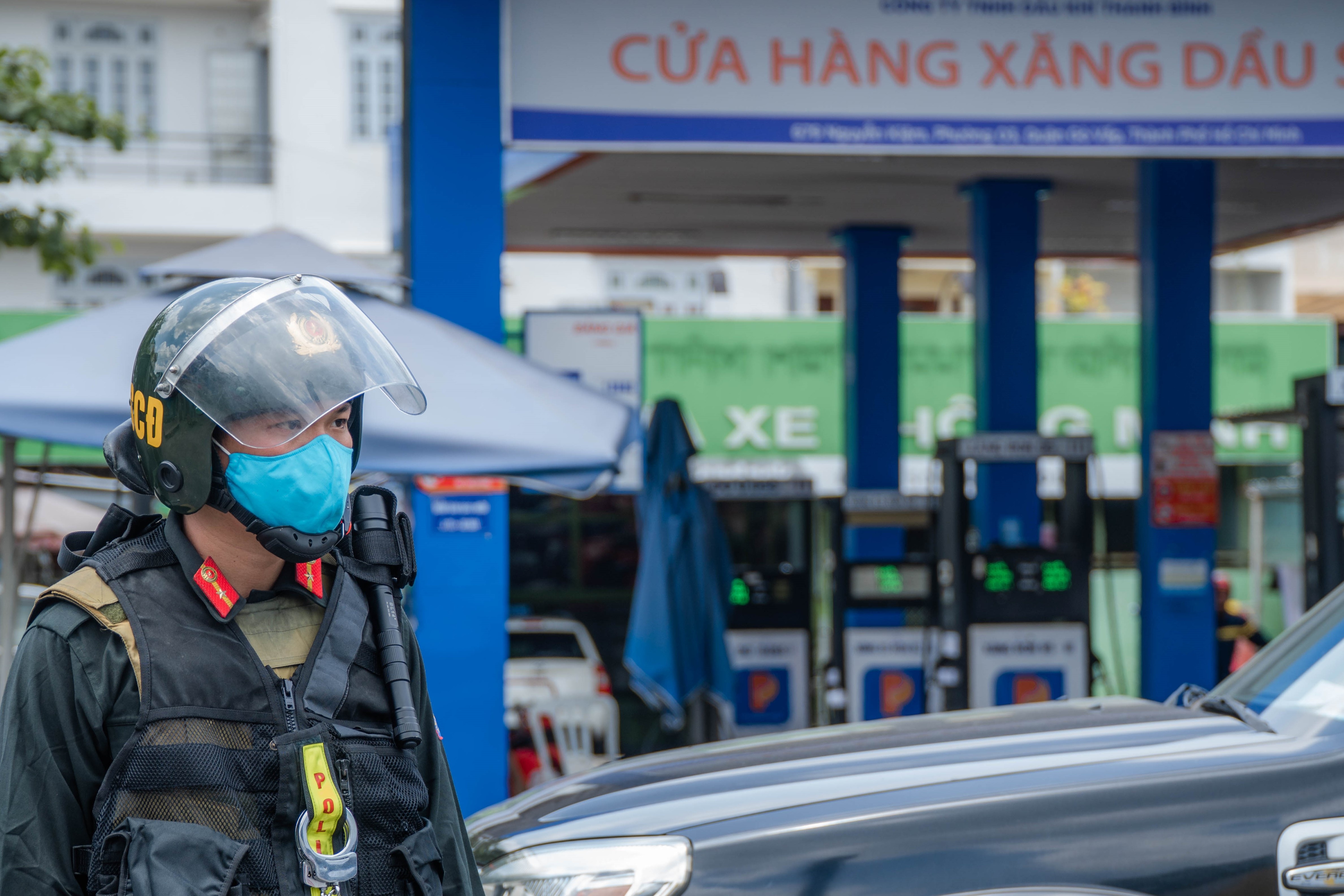 Canh sat niem phong cot bom xang o TP.HCM hinh anh