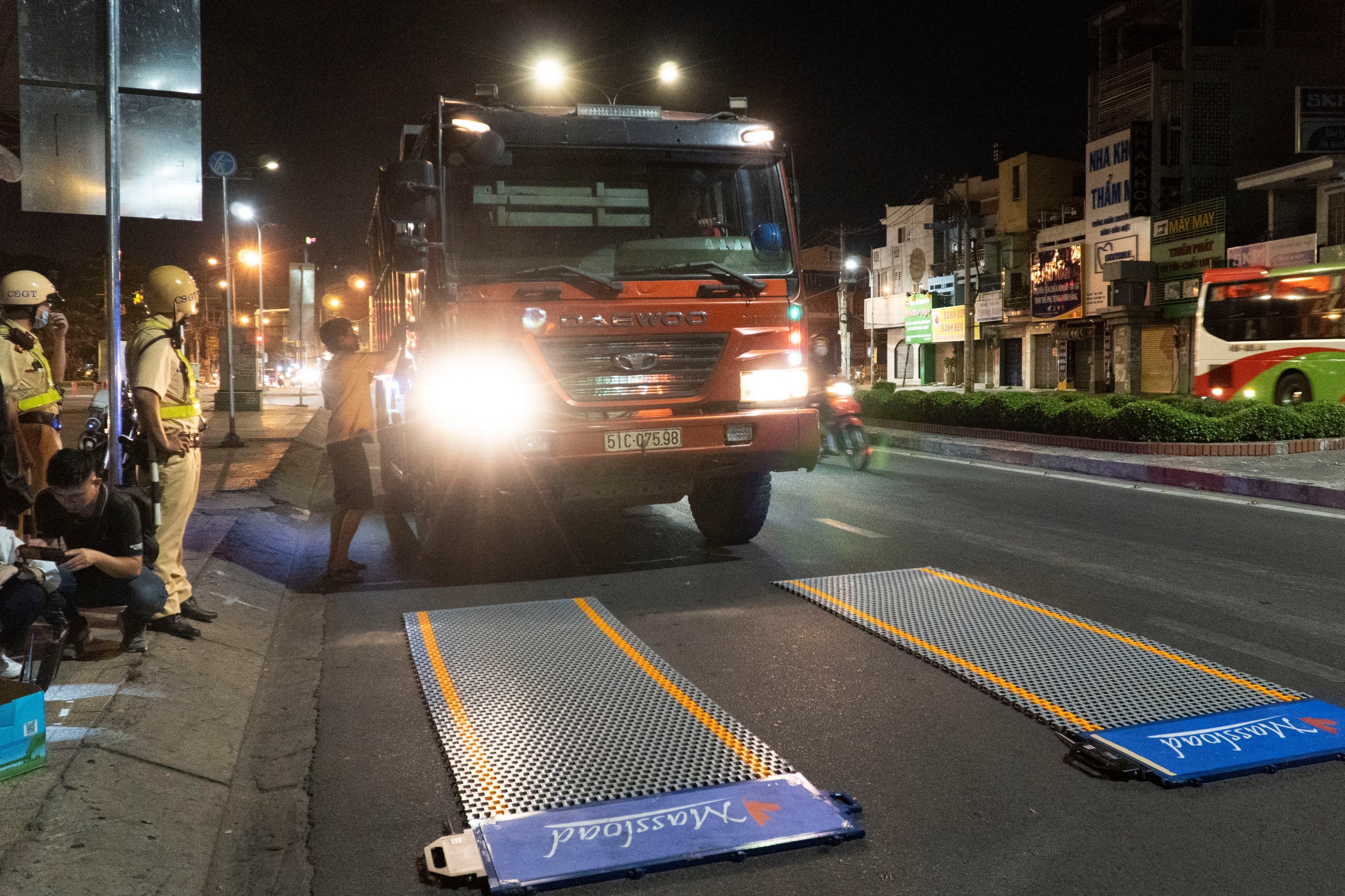 CSGT xu phat xe ben vi pham sau phan anh cua Zing hinh anh