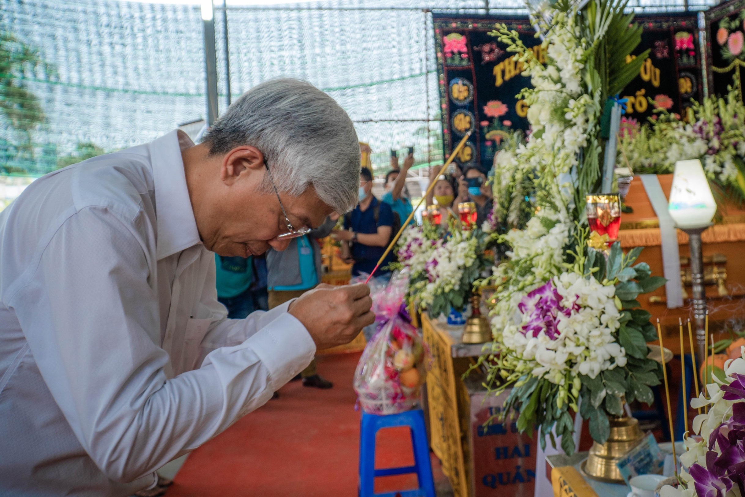 Ong Vo Van Hoan vieng cac nan nhan chet trong vu chay o TP Thu Duc hinh anh