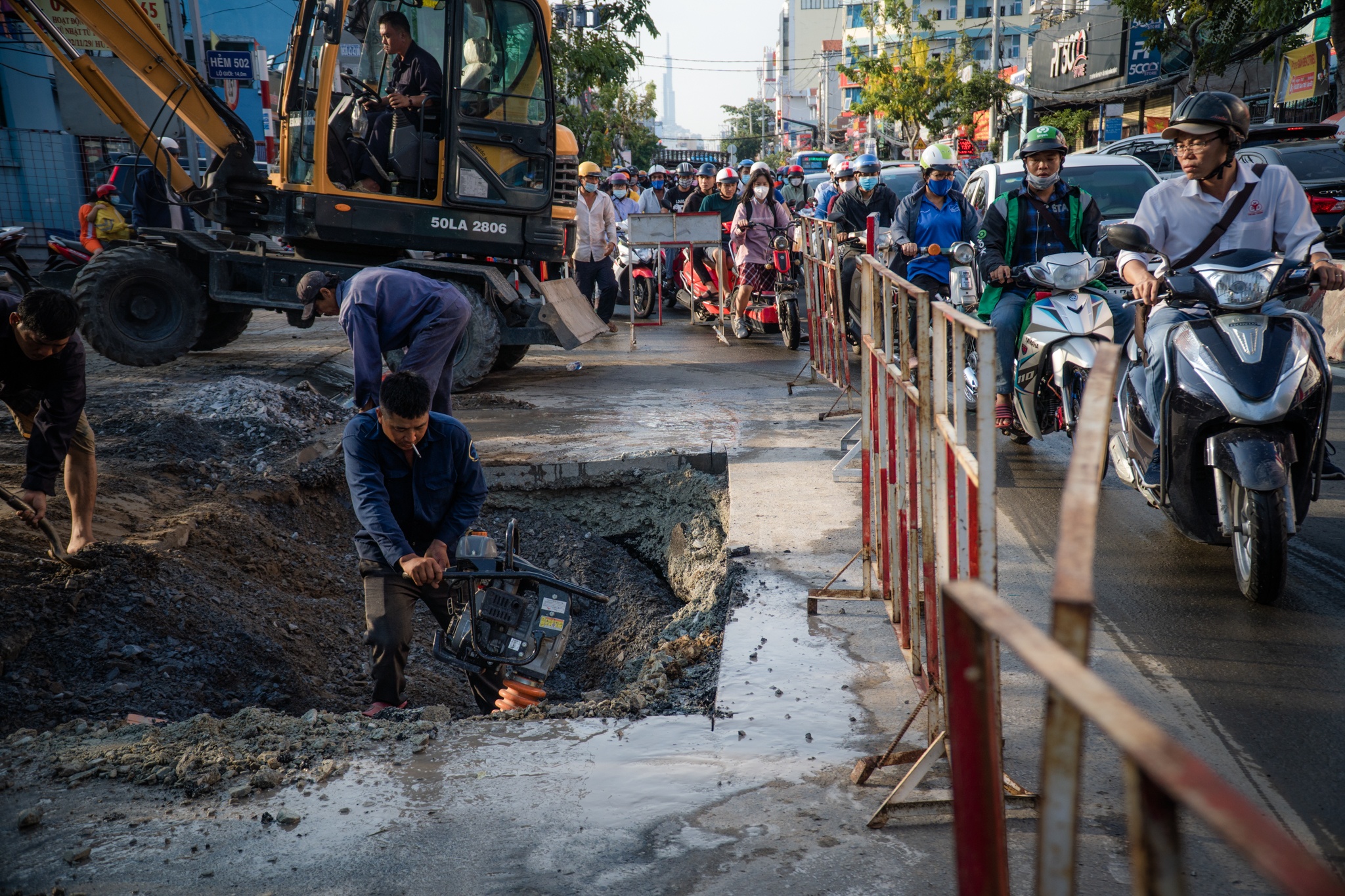 Mat duong sut lun gay ket xe nghiem trong o TP.HCM hinh anh