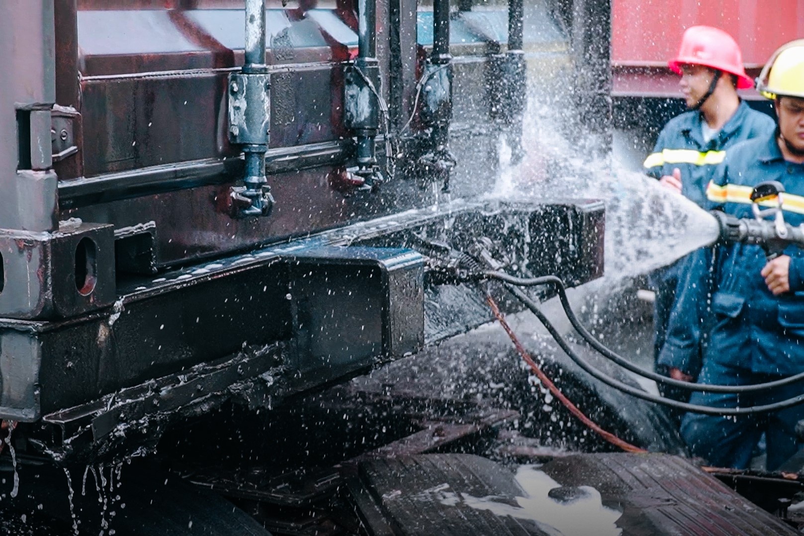 Nhan chung ke luc xe container boc chay o TP.HCM hinh anh