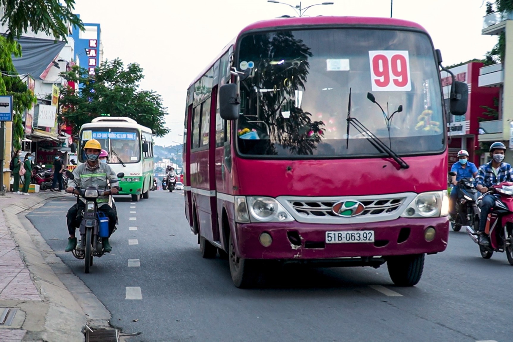 Xe buyt phong nhanh, vuot den do o TP.HCM hinh anh