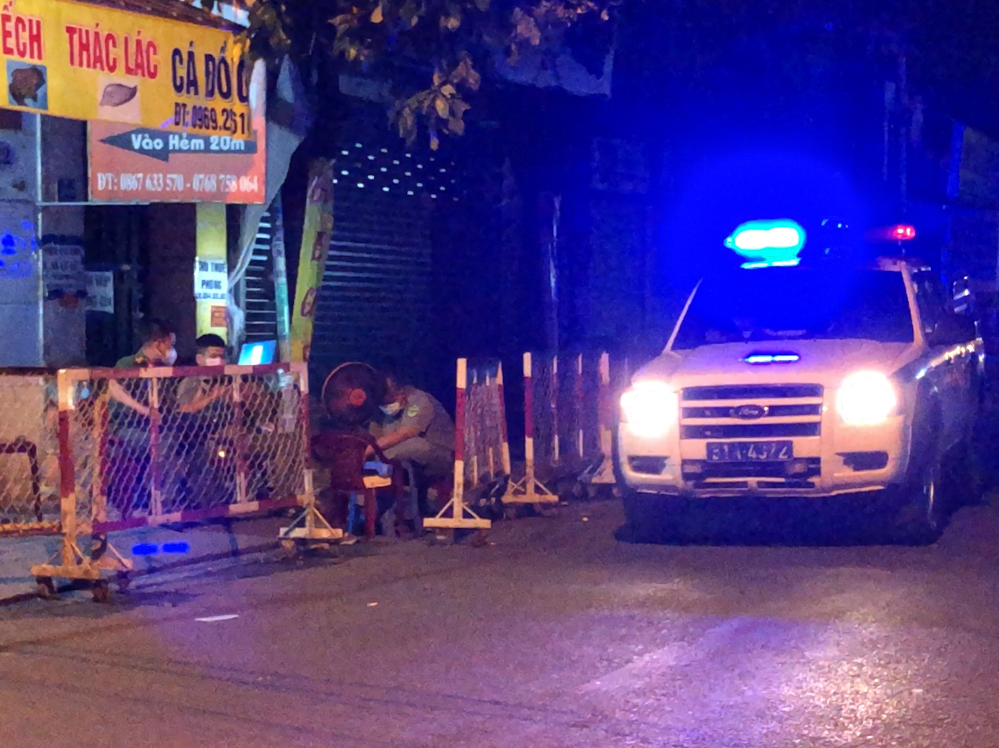 Phong toa khu tro cua benh nhan Covid-19 tai TP.HCM trong dem hinh anh