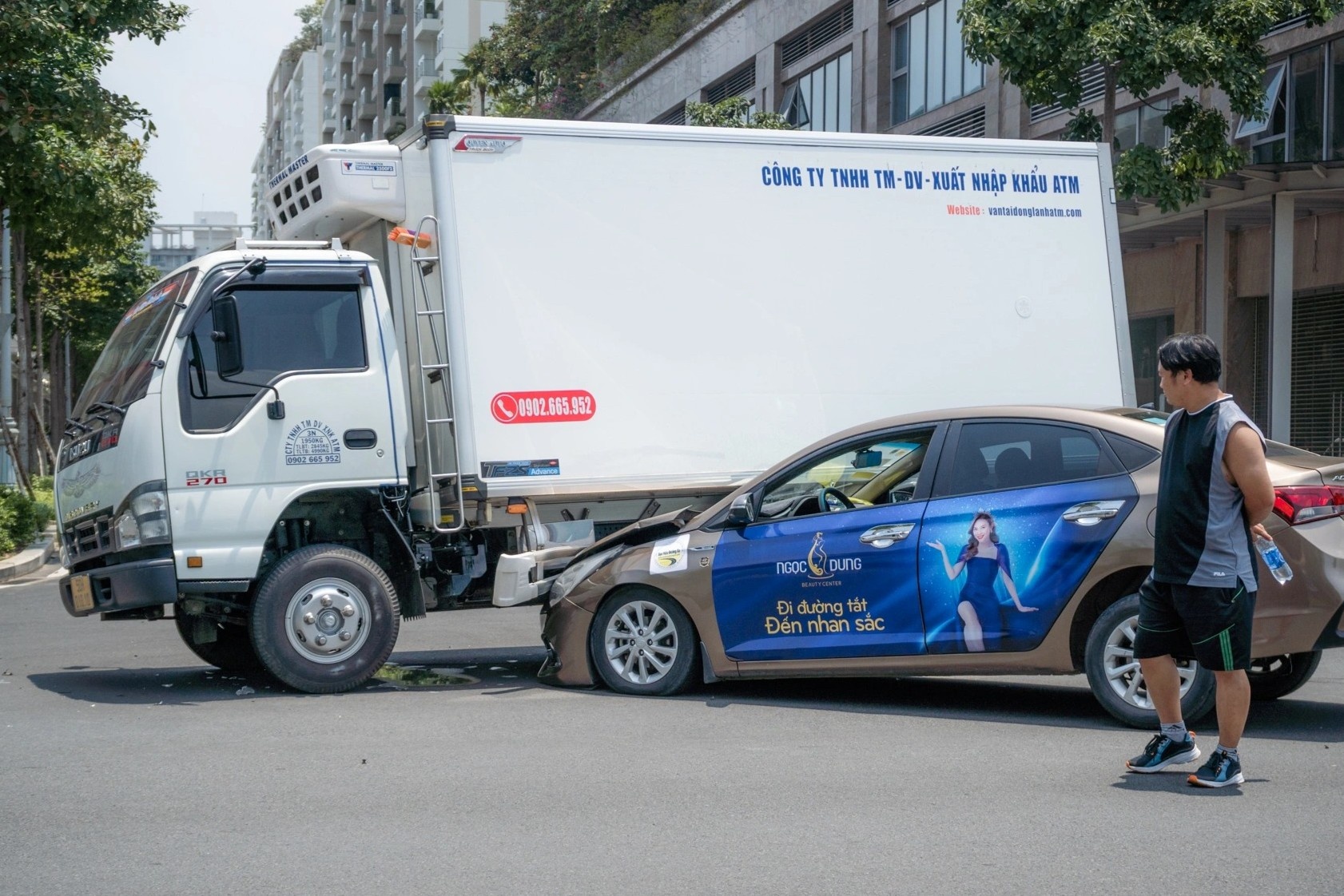 Xe Hyundai ruc gam oto tai o khu do thi Sala TP.HCM hinh anh
