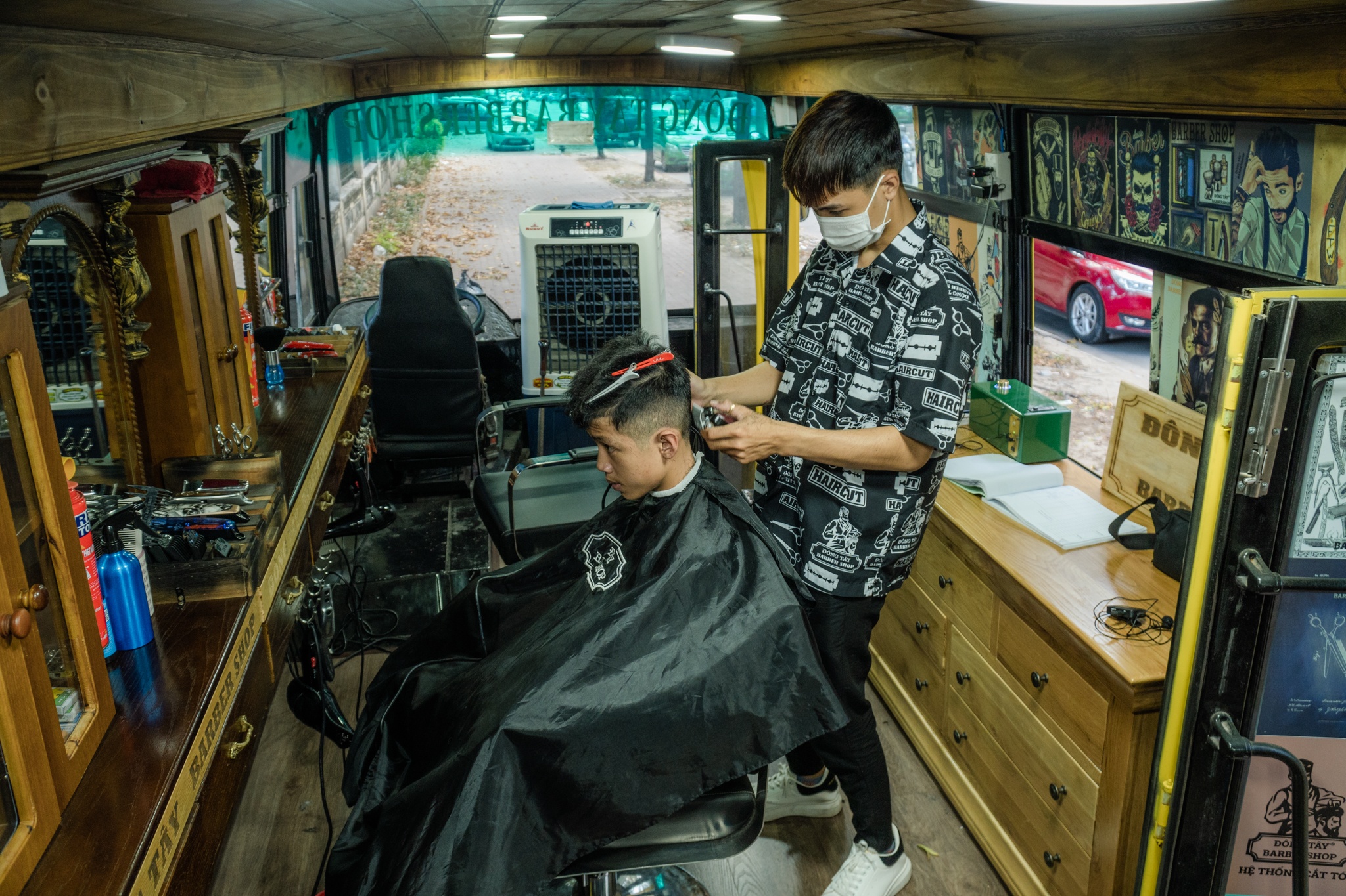 Bien xe buyt cu thanh tiem cat toc o TP.HCM voi 400 trieu dong hinh anh