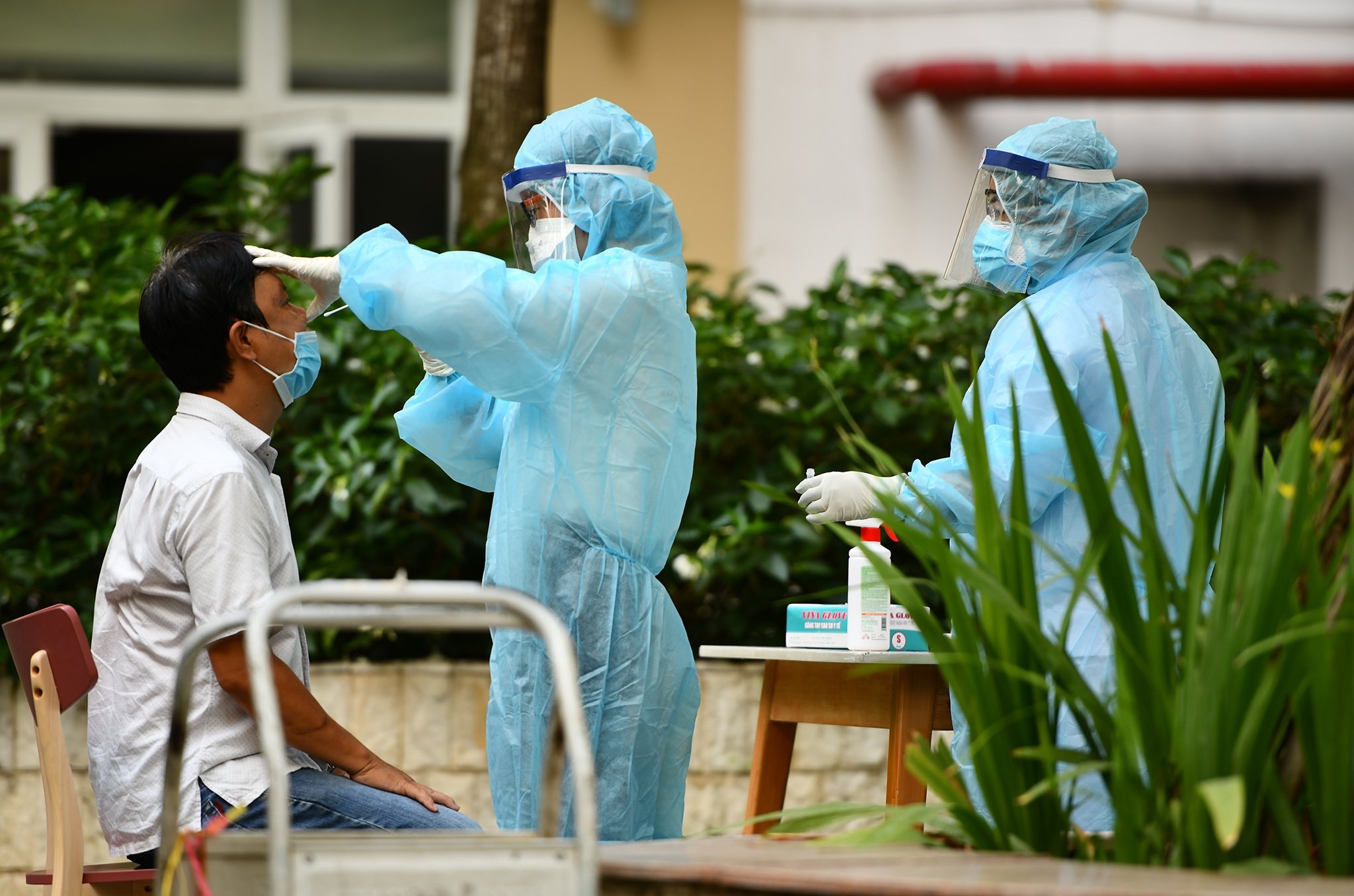 Lay mau xet nghiem nCoV tai chung cu Sunview Town o TP.HCM hinh anh