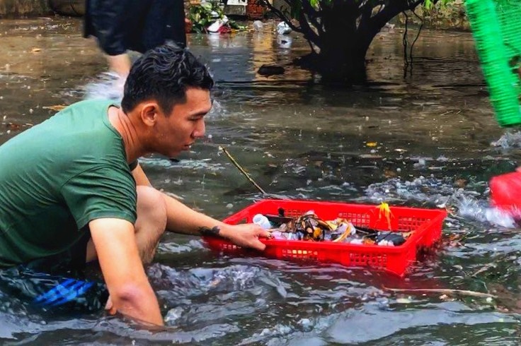 Nguoi dan TP Thu Duc moc cong don rac trong mua hinh anh