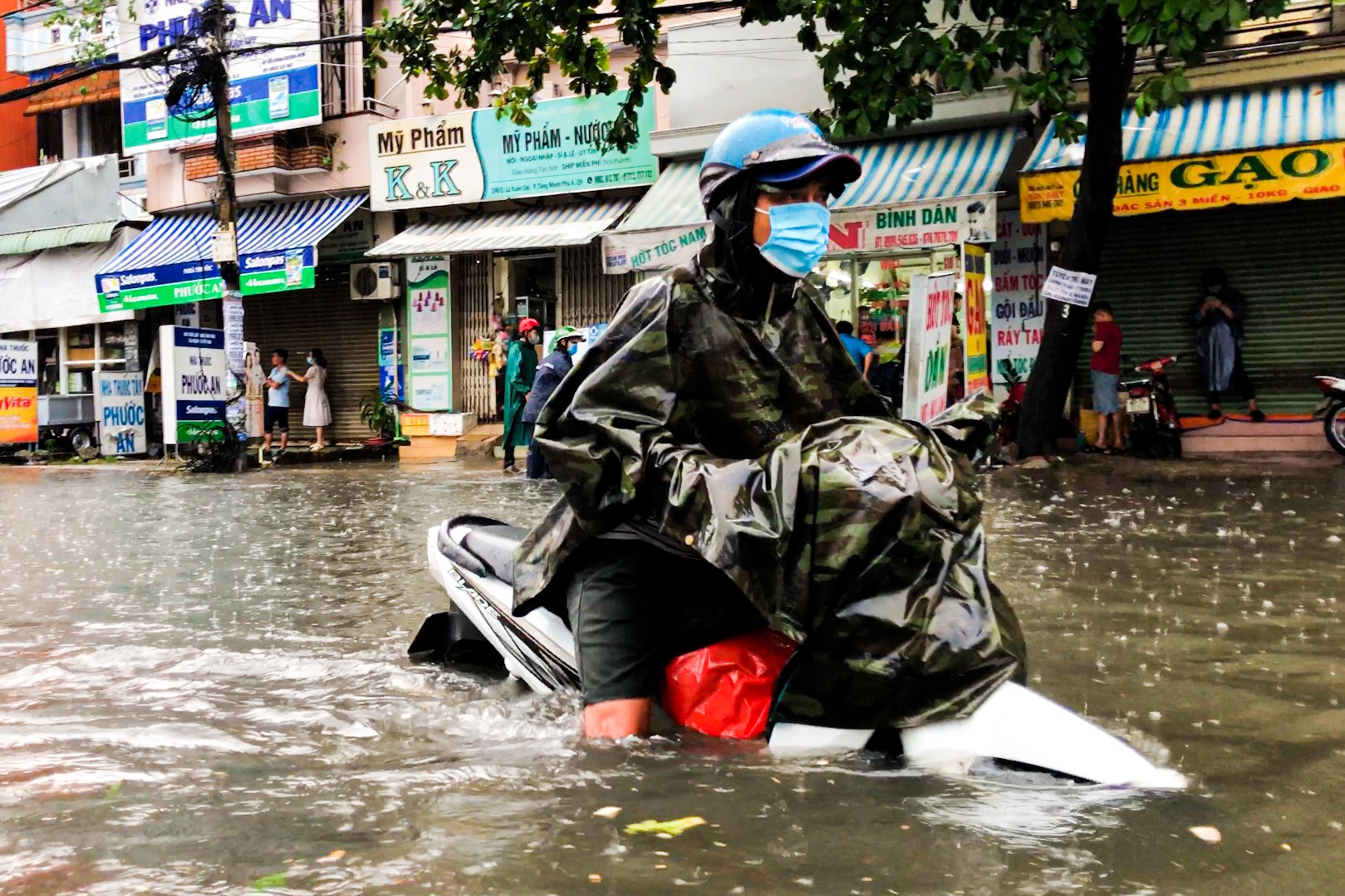 Oto, xe may 'boi' giua dong nuoc ngap o TP Thu Duc hinh anh