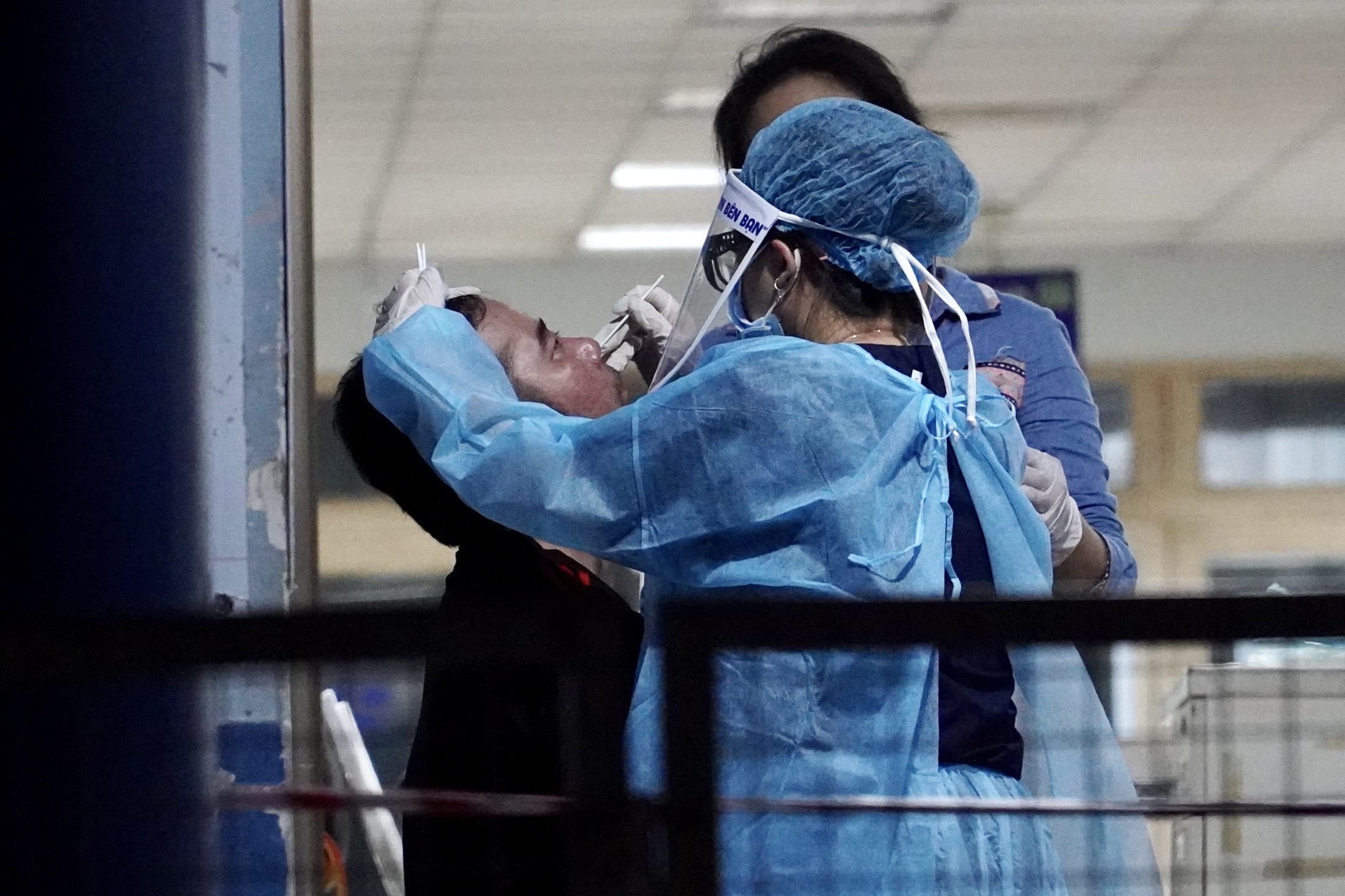 Lay mau xet nghiem trong dem tai Benh vien Nhan dan Gia Dinh hinh anh