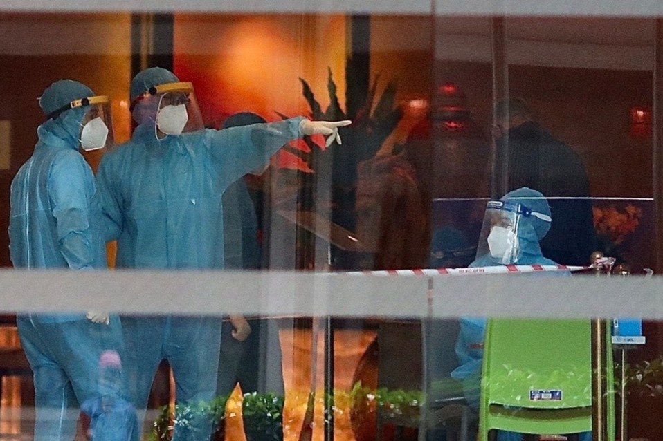 Xep hang dai doi lay mau xet nghiem tai khach san Sheraton hinh anh