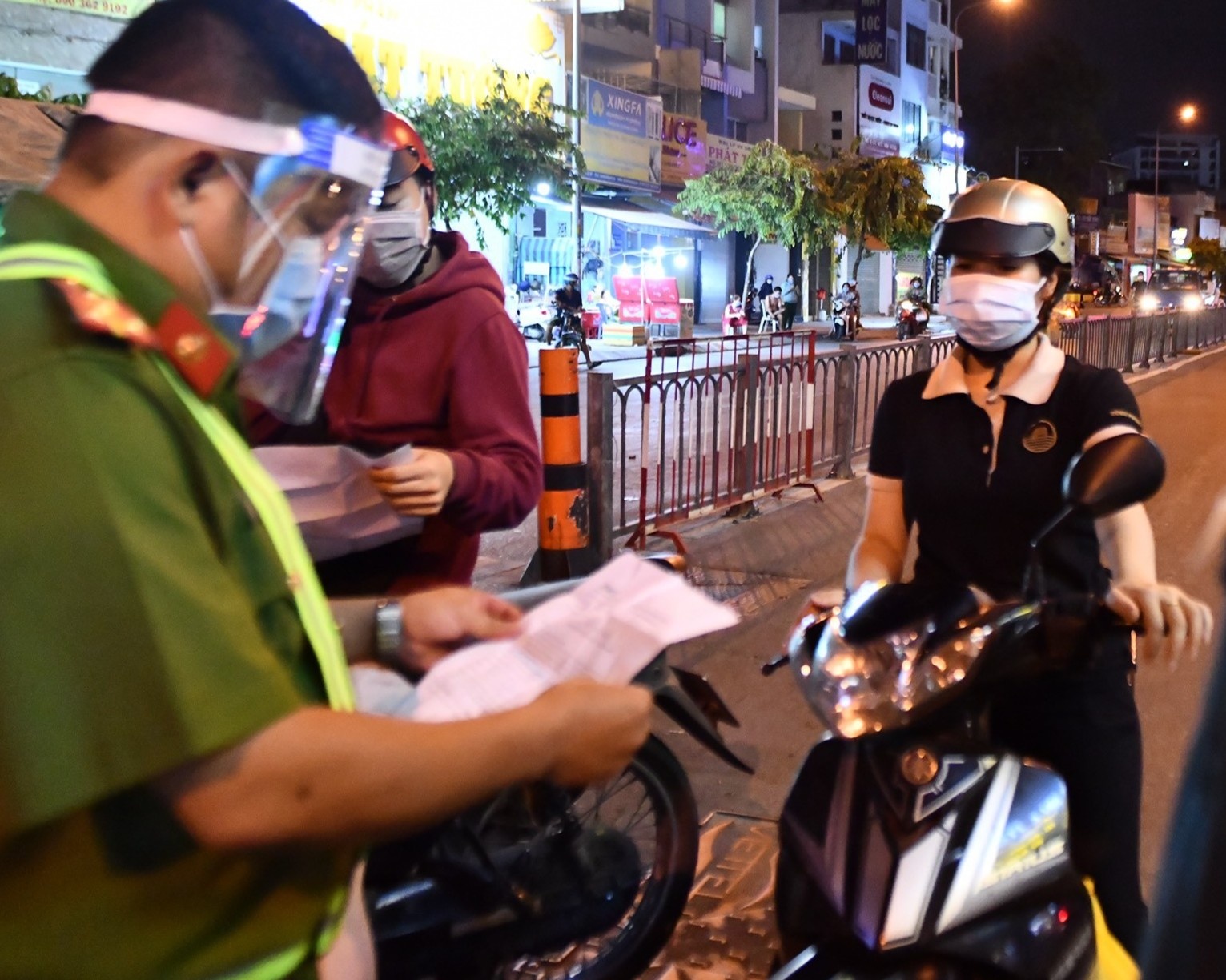 Lap lai chot chan o Go Vap: Nhieu nguoi boi roi tim duong ve nha hinh anh