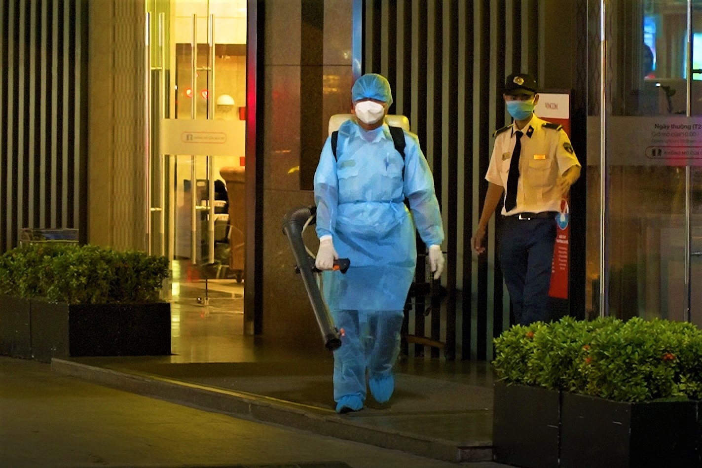 Phun khu khuan Vincom Dong Khoi vi ca nghi mac Covid-19 hinh anh