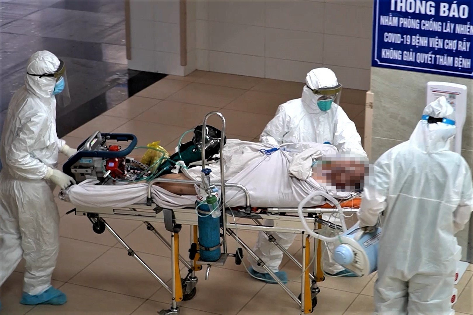 Chuyen nam cong an mac Covid-19 cung may ECMO ve Benh vien Cho Ray hinh anh
