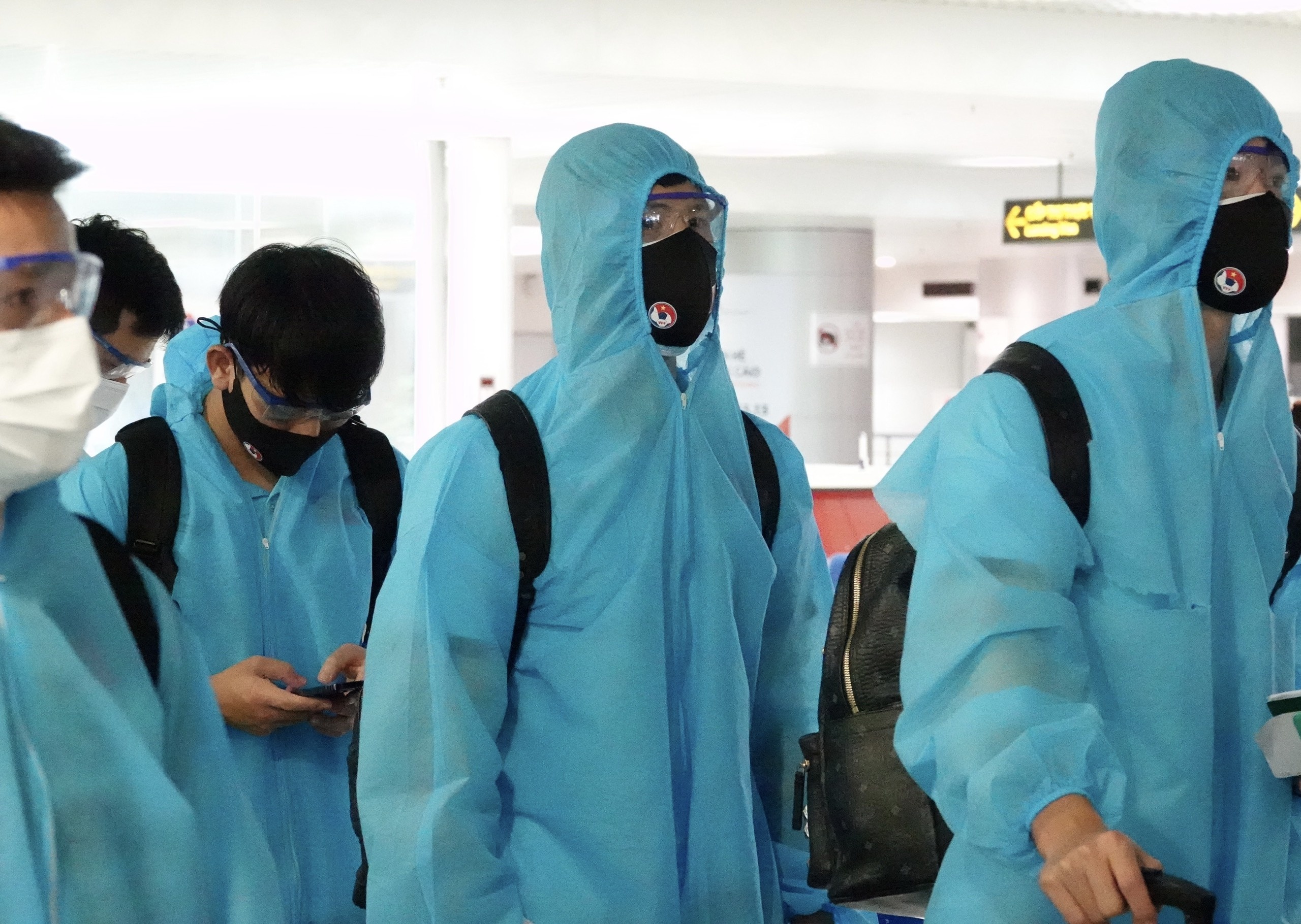 Tuyen Viet Nam mac do bao ho di chuyen ve khu cach ly hinh anh