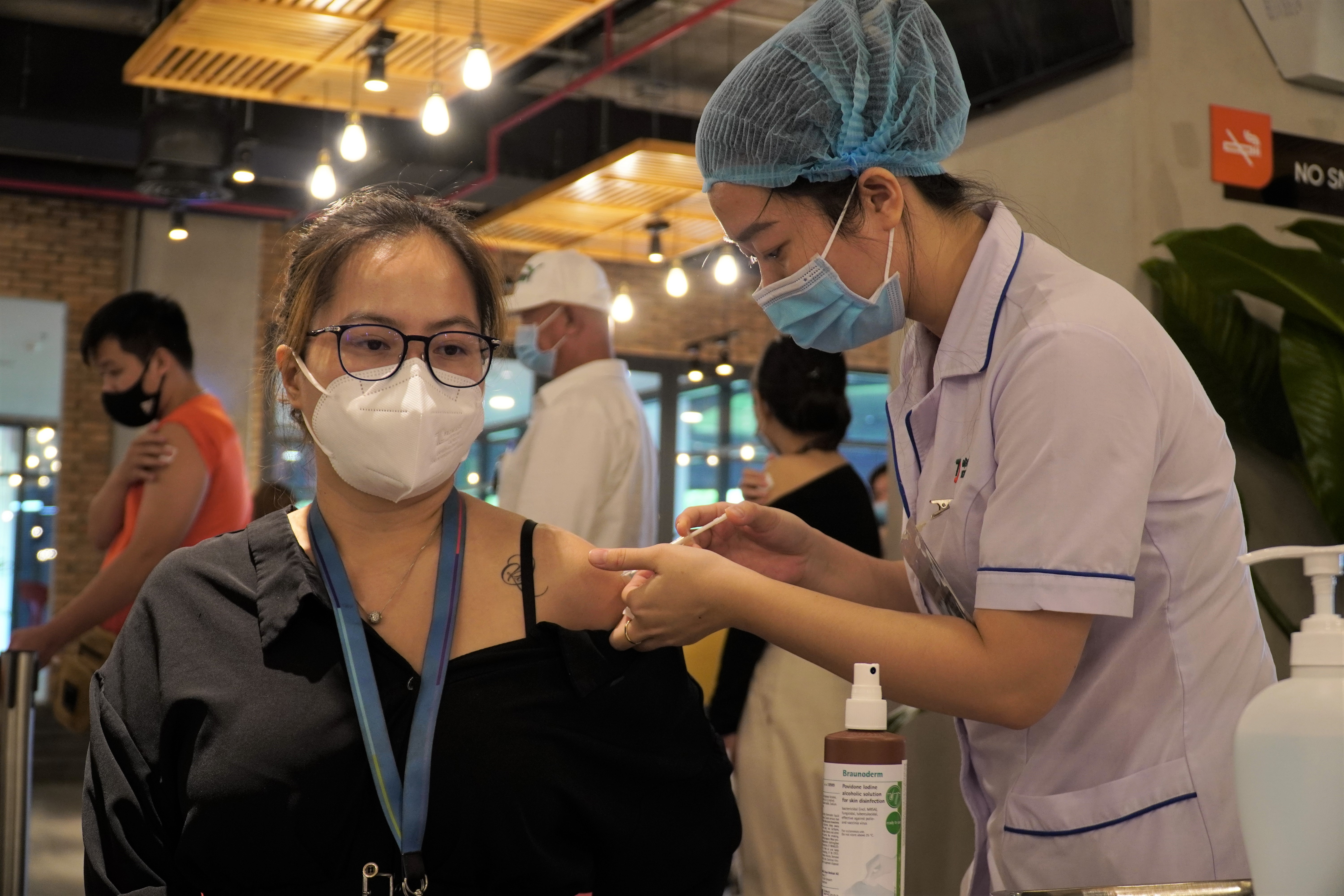 TP.HCM tiem vaccine cho hang nghin nguoi tai KCX Tan Thuan hinh anh