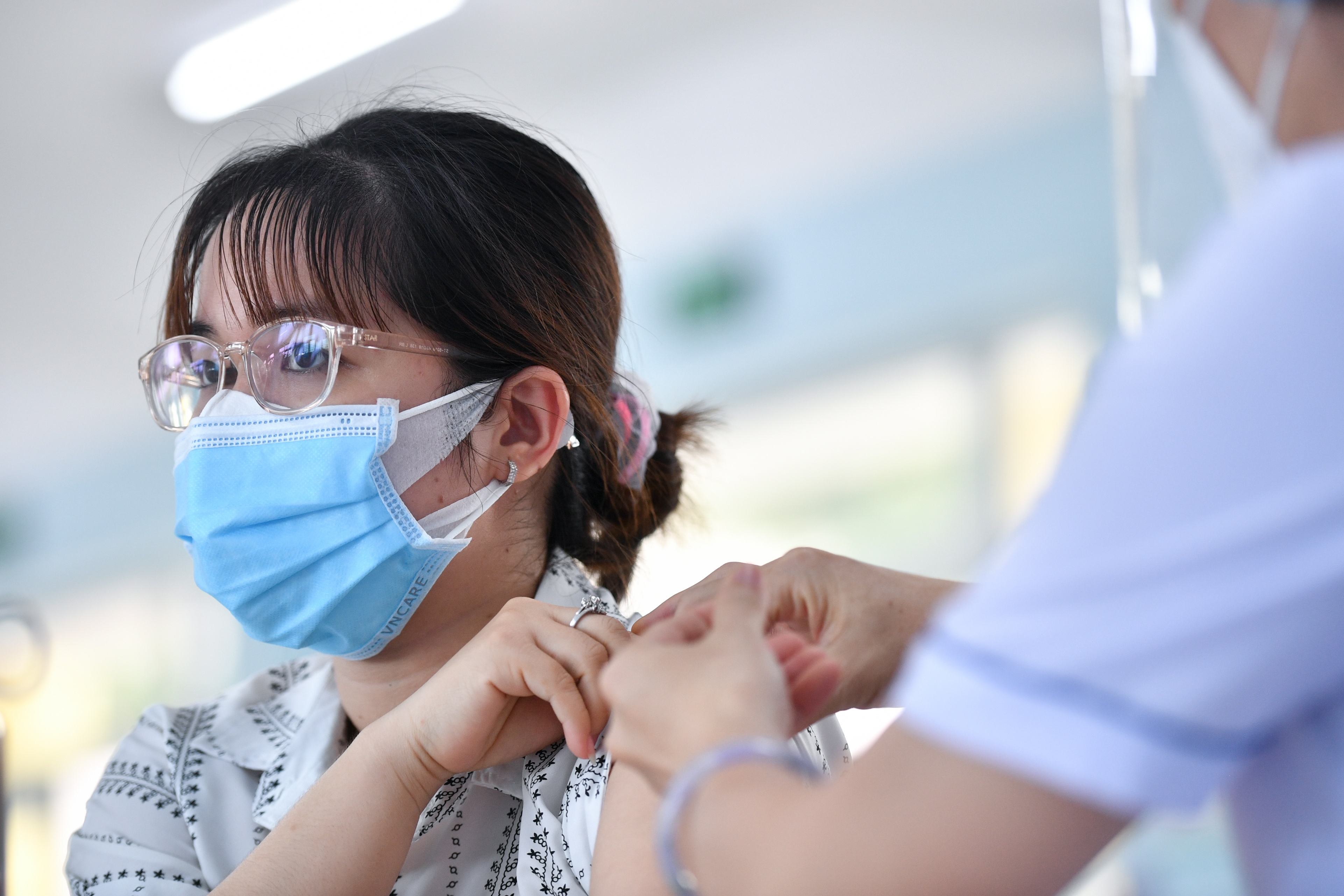 Dong loat tiem vaccine Covid-19 tai 96 diem o TP.HCM hinh anh