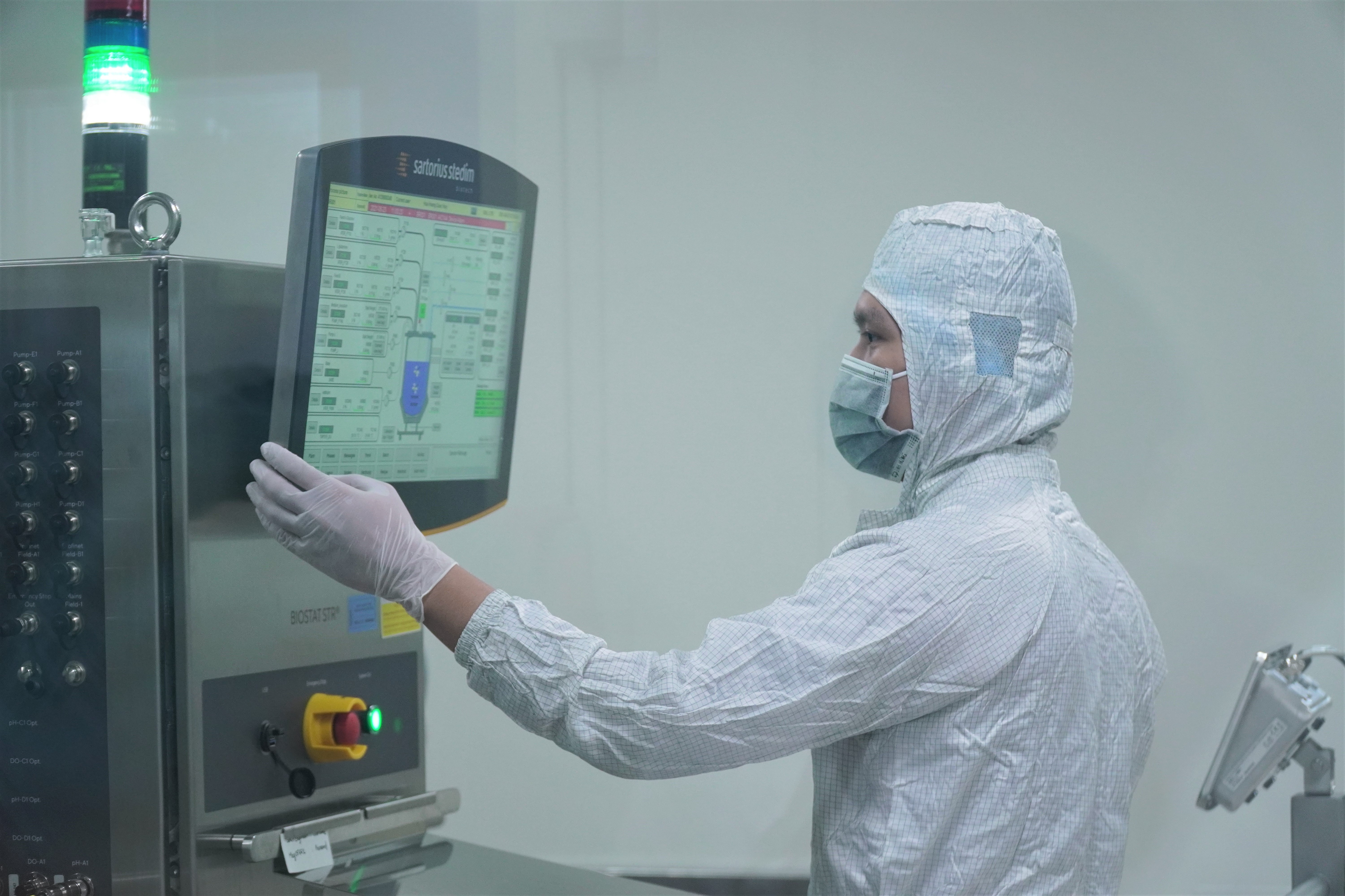 Ben trong nha may san xuat vaccine 'made in Vietnam' tai TP.HCM hinh anh