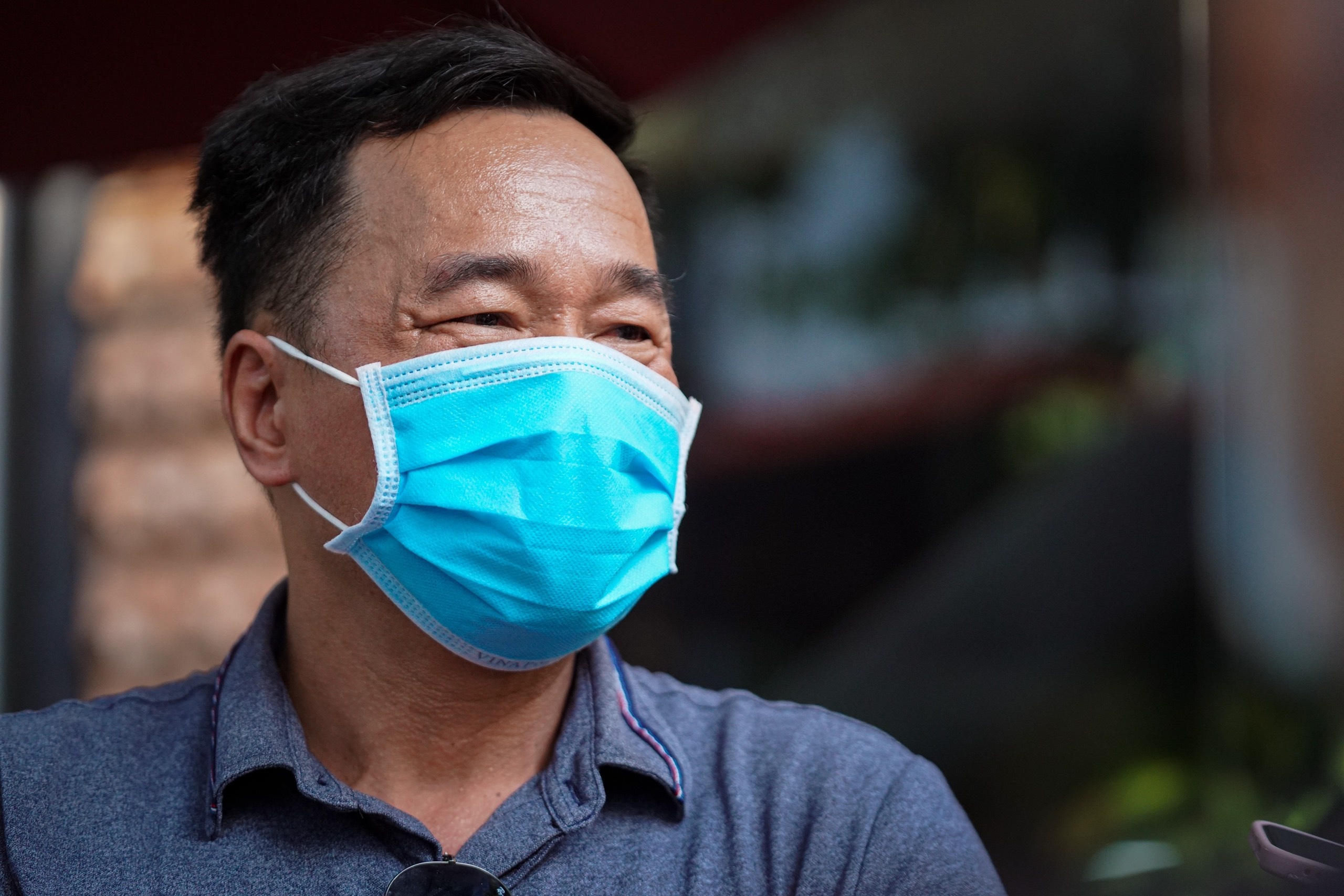 Bo cau thu Nguyen Tien Linh den noi cach ly don con trai hinh anh