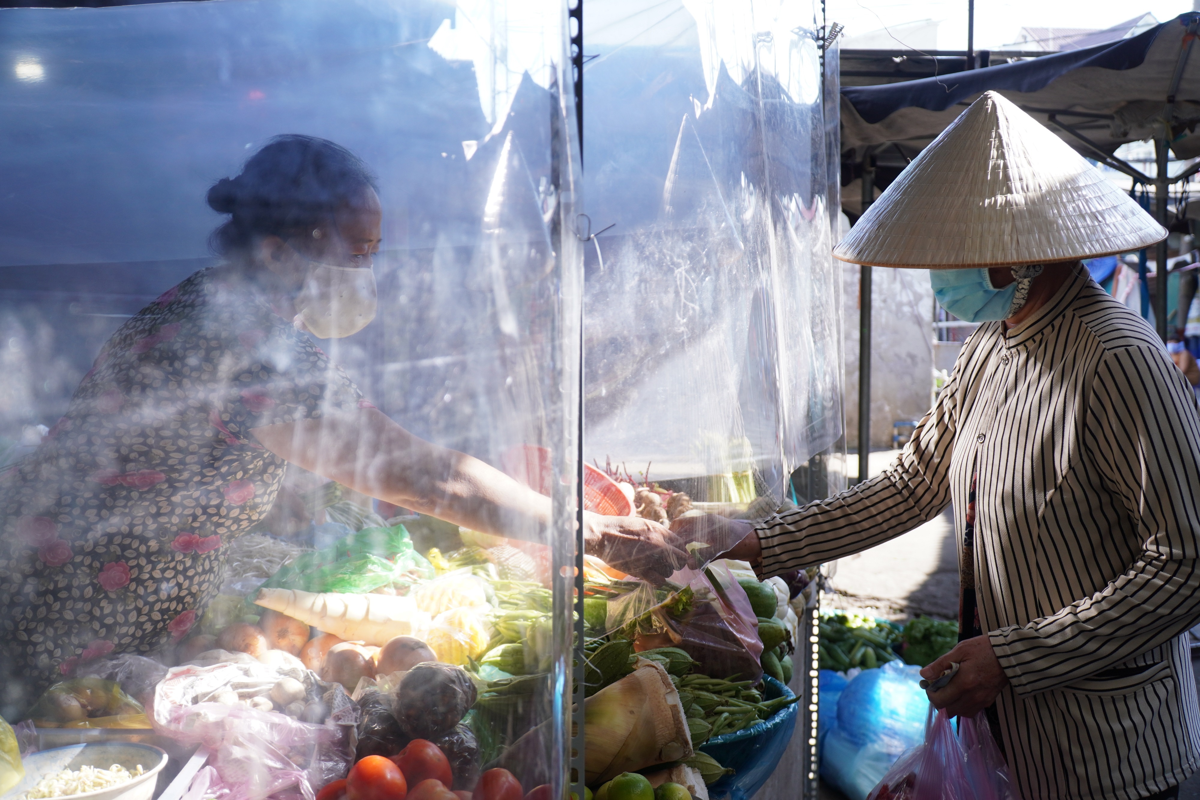 Lap tam chan phong Covid-19 de 'giu' cho o TP.HCM hinh anh