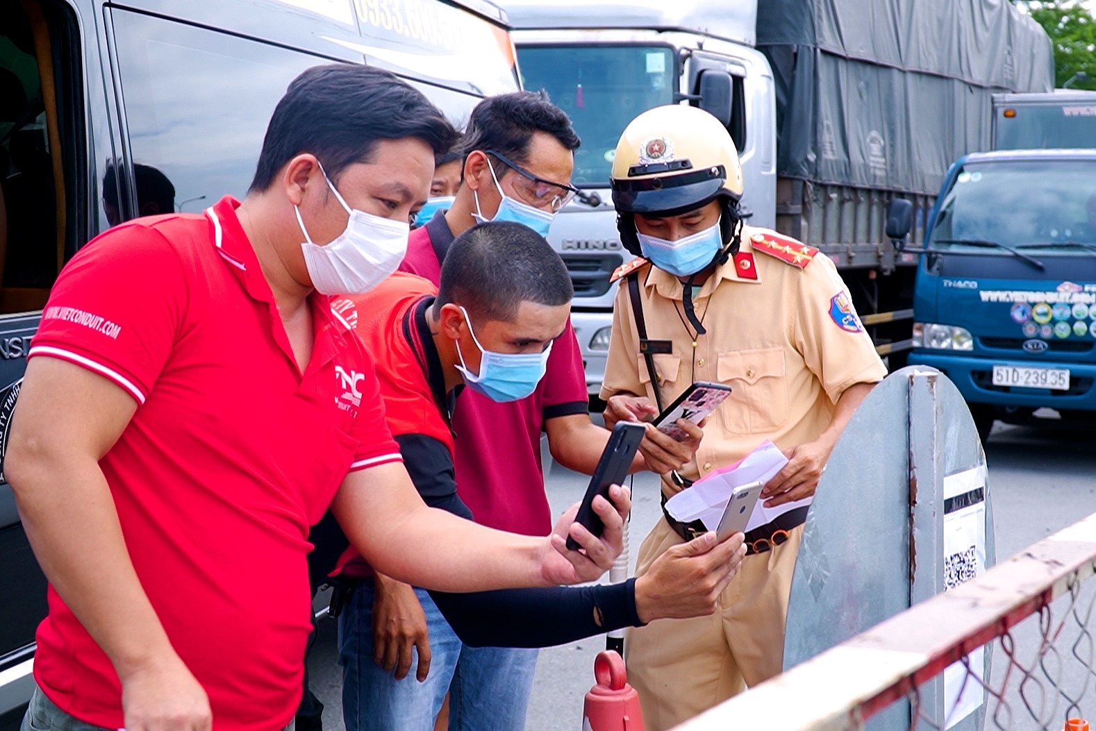 Nguoi dan boi roi khi khong the qua duoc chot kiem dich o TP.HCM hinh anh