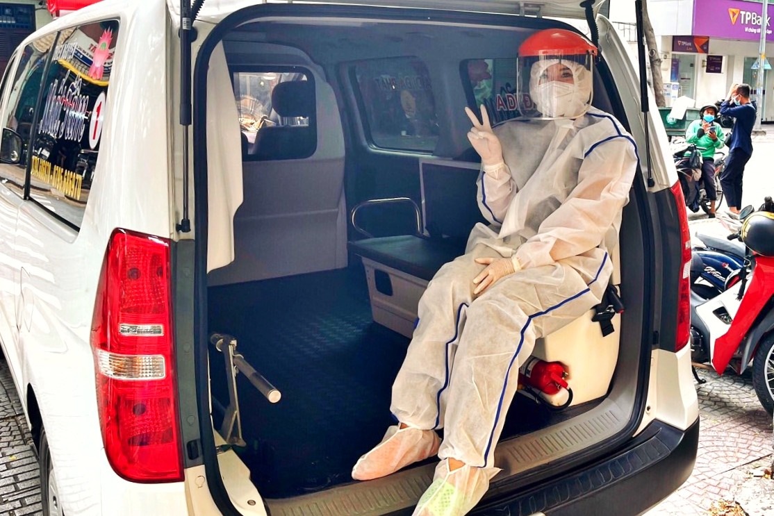 Co gai o TP.HCM xin lam tai xe cho F0 di cach ly hinh anh