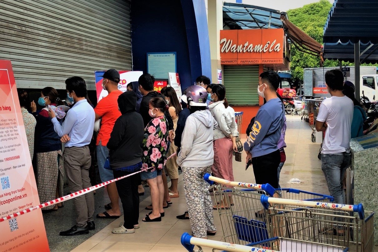 Nhieu nguoi dan TP Thu Duc xep hang nhieu gio cho vao sieu thi hinh anh