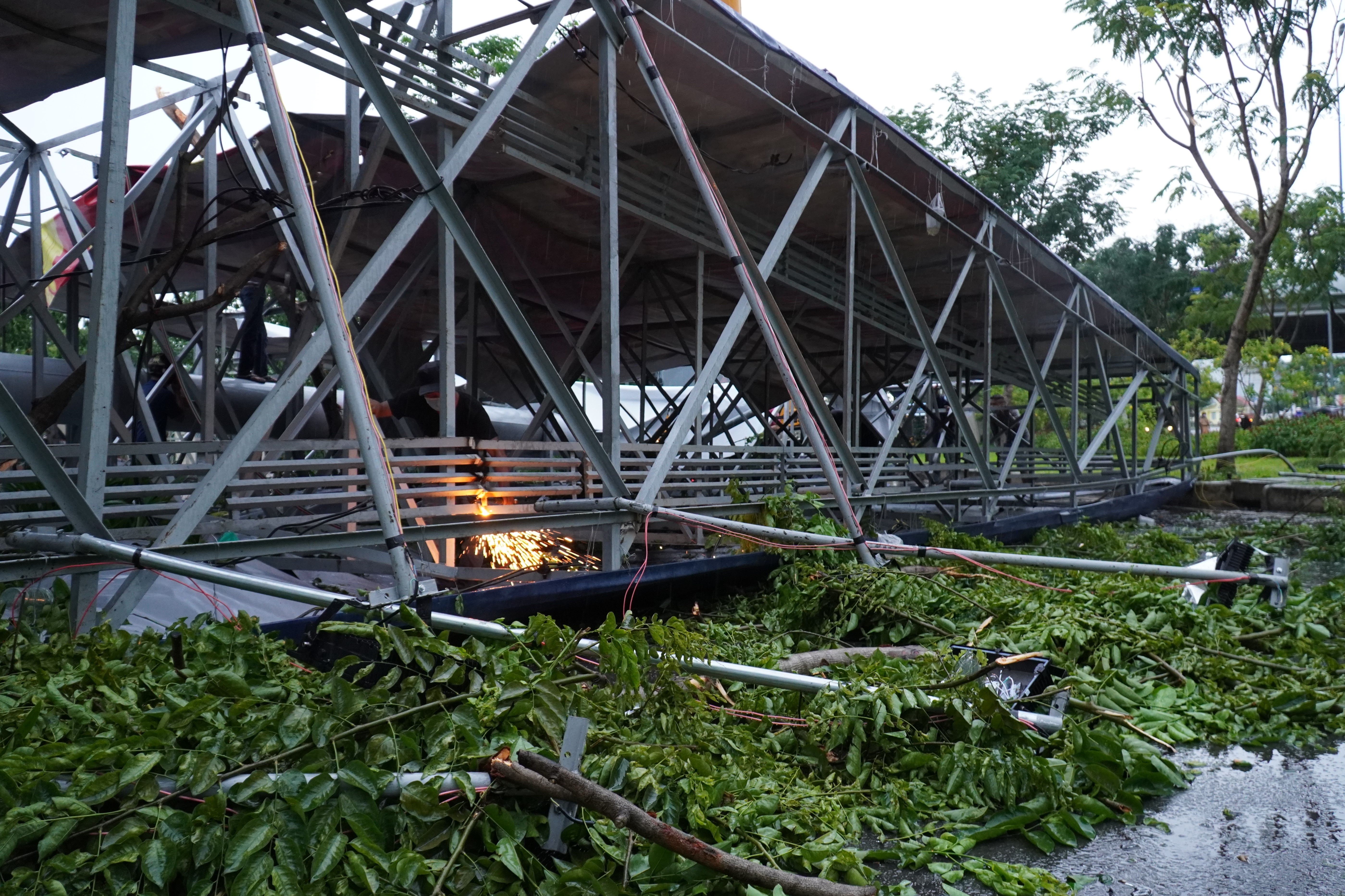 Cay coi do, sap bien quang cao sau mua lon o TP.HCM hinh anh