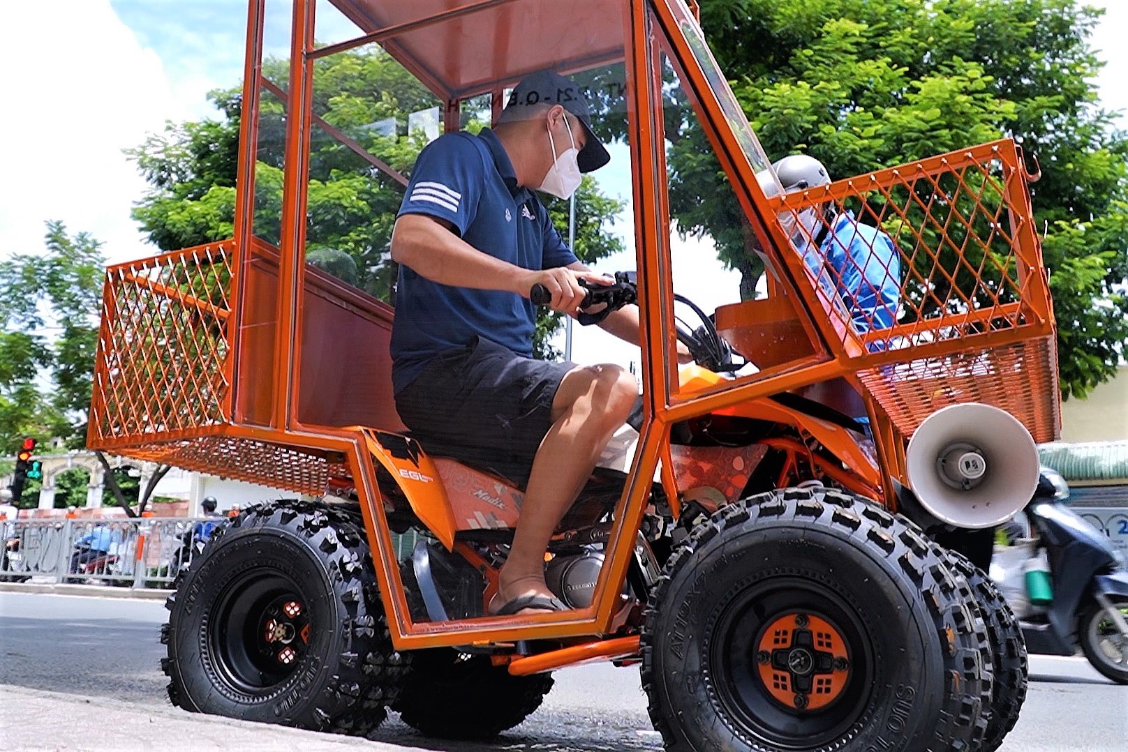 Nguoi dan tu che xe giup van chuyen hang hoa vao khu cach ly o TP.HCM hinh anh