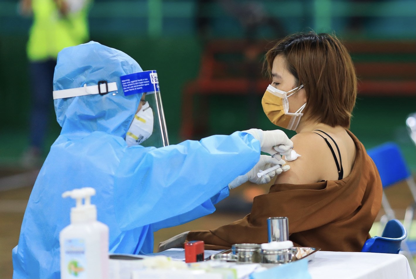 Thi diem tiem vaccine ngua Covid-19 dot 5 o TP.HCM hinh anh